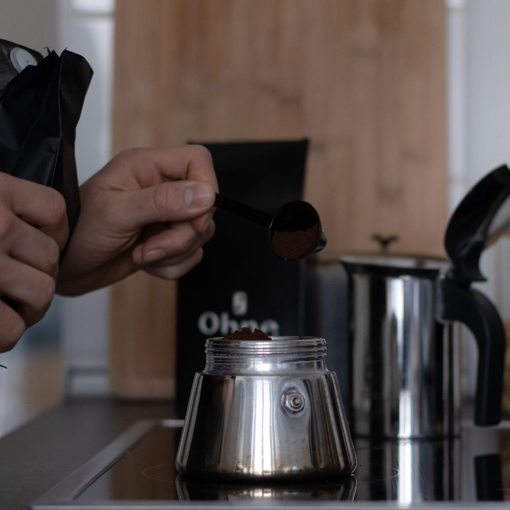 Entkoffeinierter Espresso Kaffee von OHNE wird in einem Espressokocher zubereitet