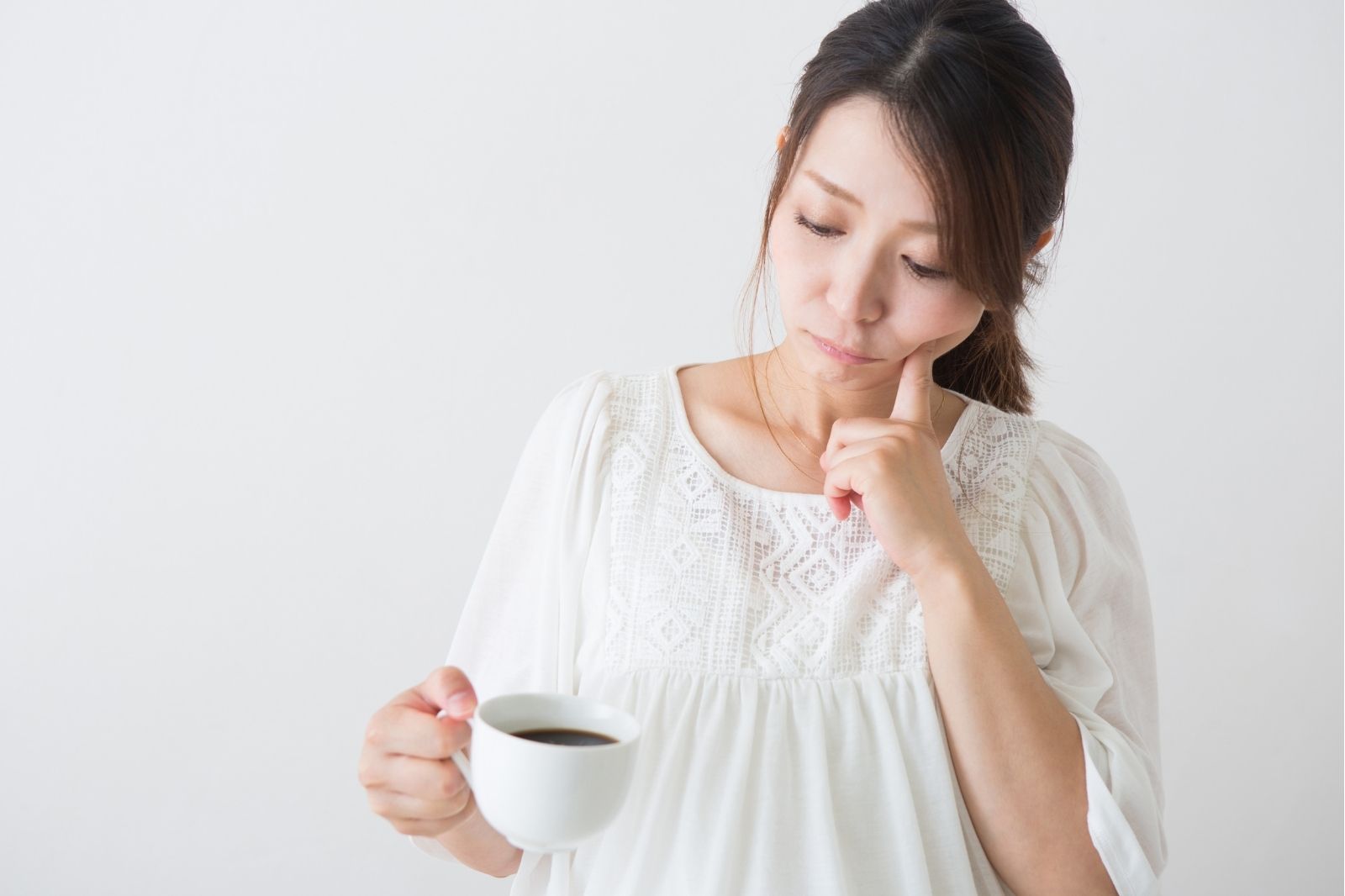 Bild zeigt Frau die Schwanger ist und nicht weiß ob sie Kaffee trinken darf