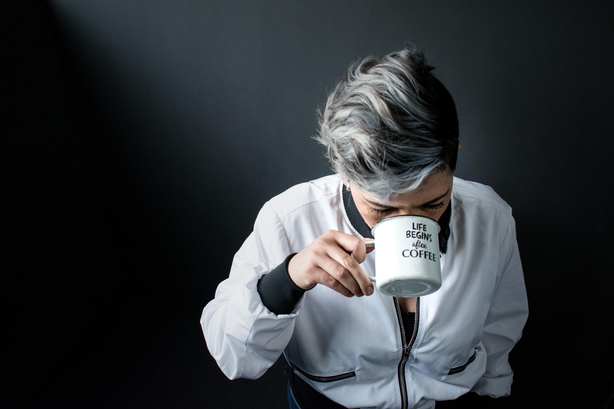 Eine Frau genießt entkoffeinierten Kaffee von OHNE aus einer weißen Tasse
