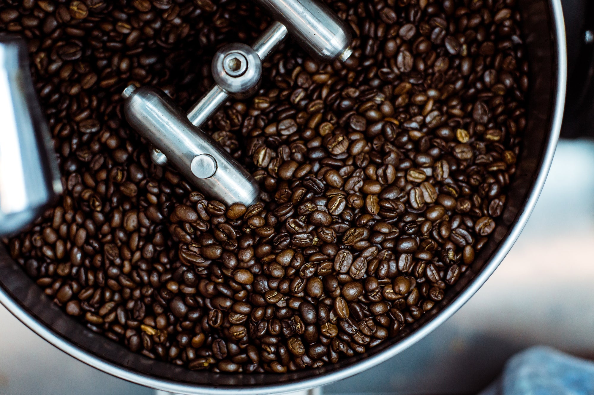 Kaffeebohnen werden im Trommelröster geröstet. Wir wird Kaffee entkoffeiniert? OHNE Blog