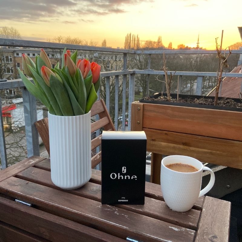 Entkoffeinierter Kaffee auf dem Balkon vor einem schönen Sonnenuntergang
