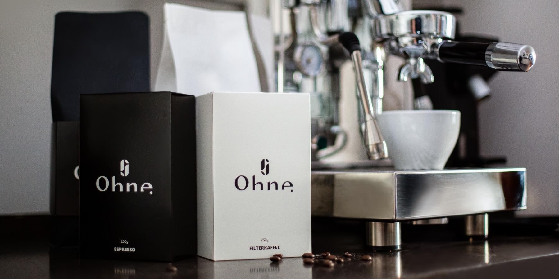 Entkoffeinierter Kaffee von OHNE im ABO vor der Siebträger Maschine
