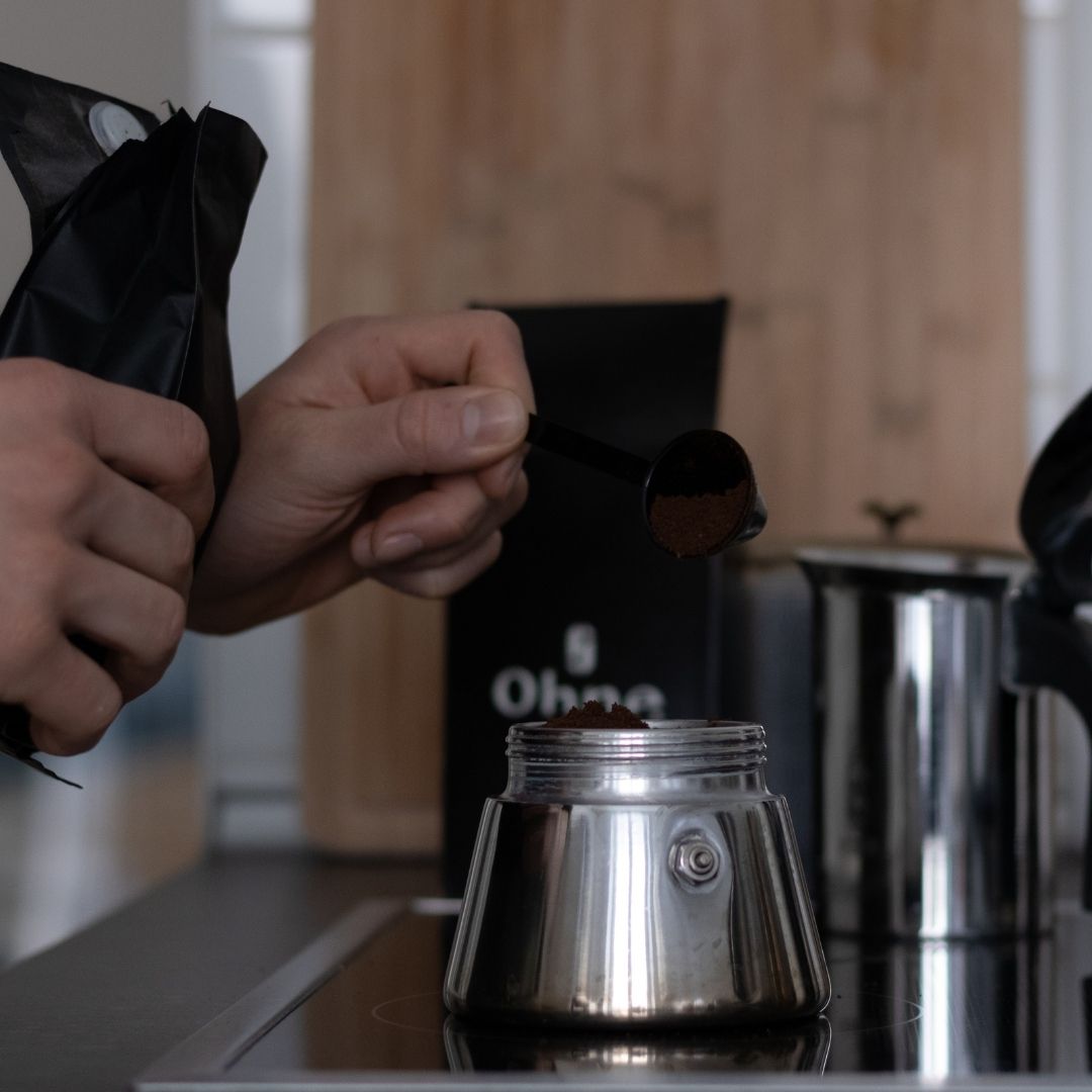 Entkoffeinierter Espresso von OHNE wird in eine Herdkanne gefüllt