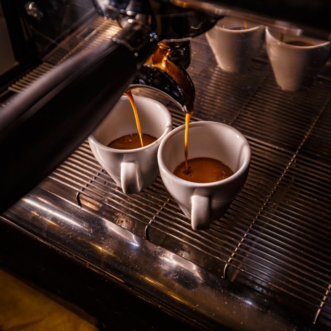 Entkoffeinierter Espresso von OHNE wird frisch im Siebträger gebrüht