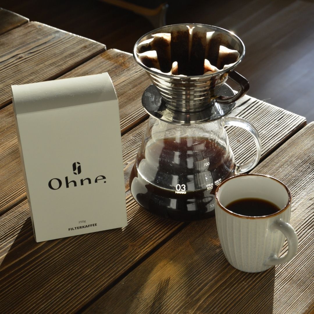Eine packung 250g entkoffeinierter Filterkaffee von OHNE in einem Handfilter